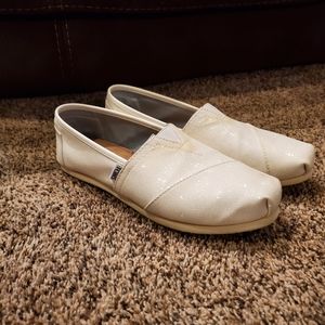 Tom's sparkly white shoe